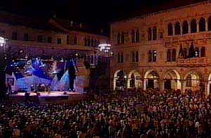 Il palco e la piazza di Belluno